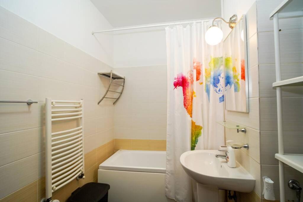 Sky Modern 1 Bedroom Apt W Free Parking ブカレスト エクステリア 写真